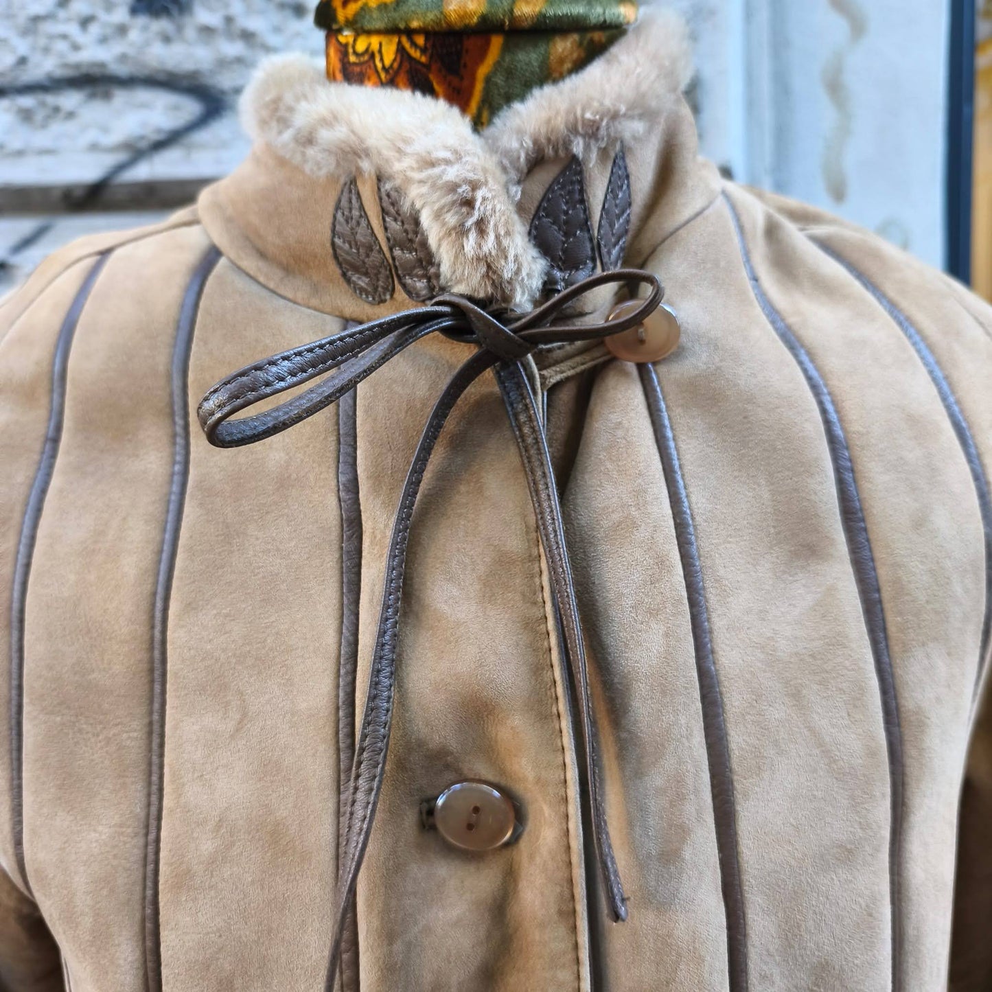 Montone vintage con rifiniture in pelle