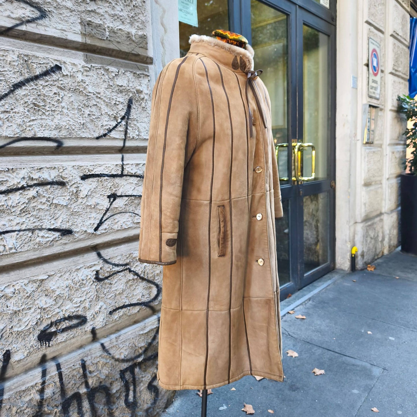 Montone vintage con rifiniture in pelle