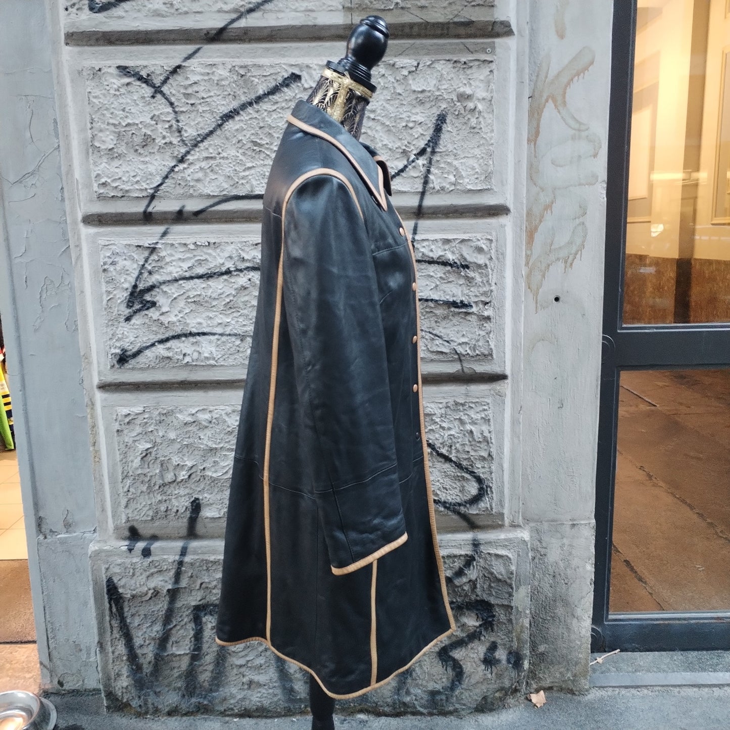 Cappotto vintage in pelle profilato