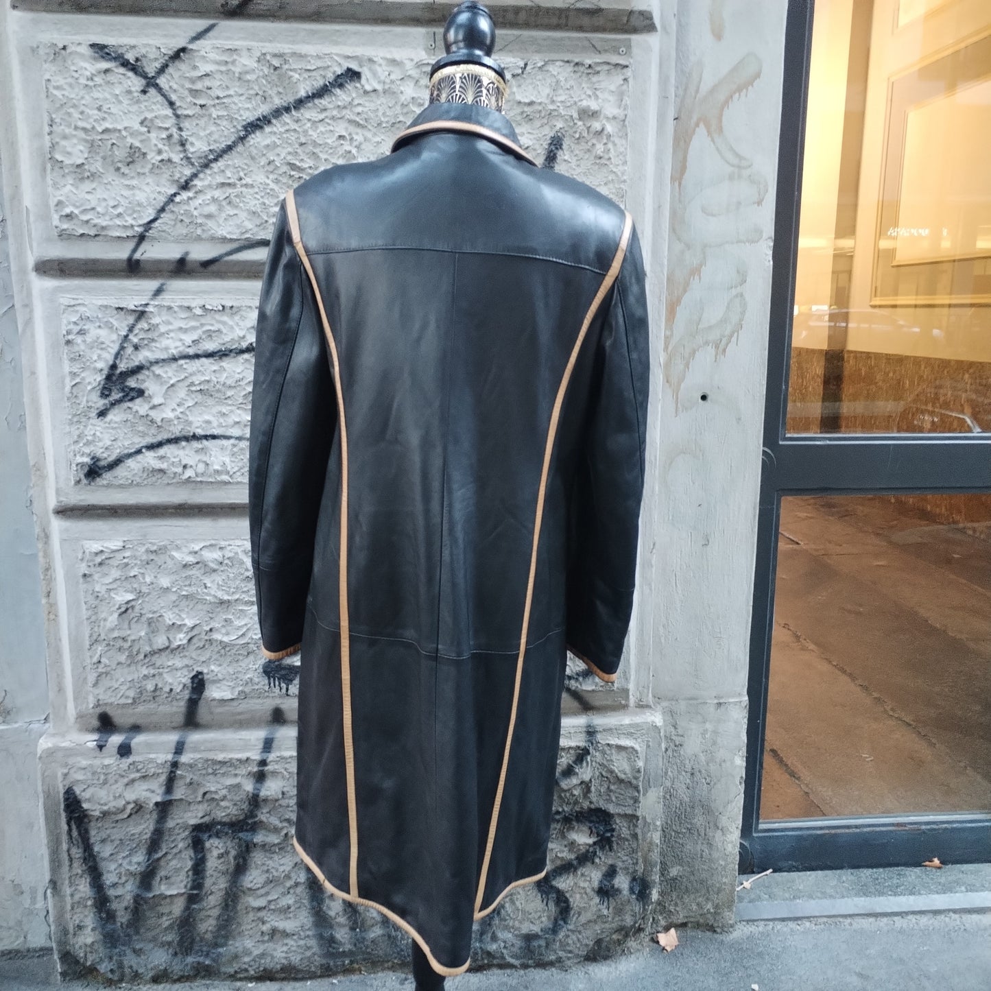 Cappotto vintage in pelle profilato