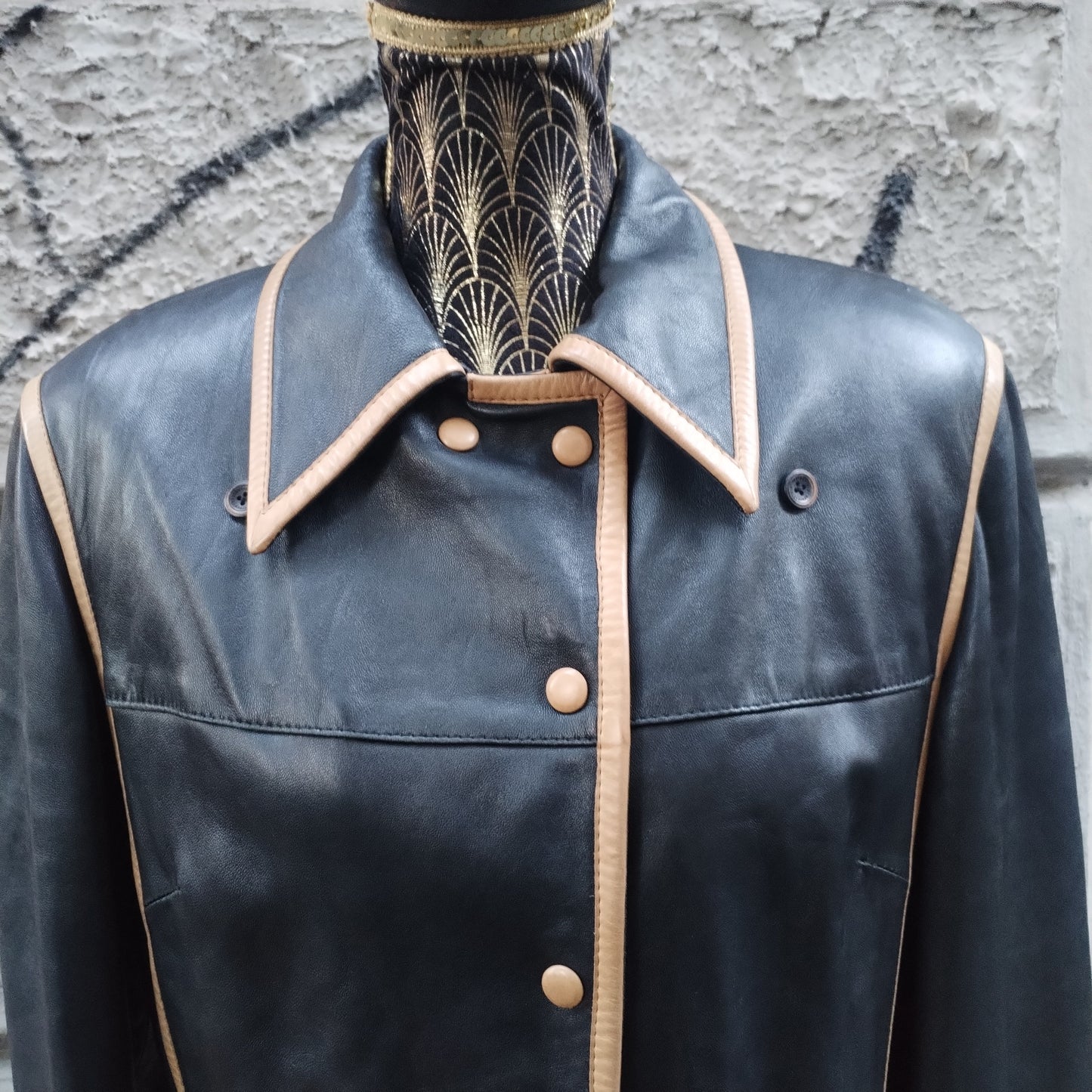 Cappotto vintage in pelle profilato