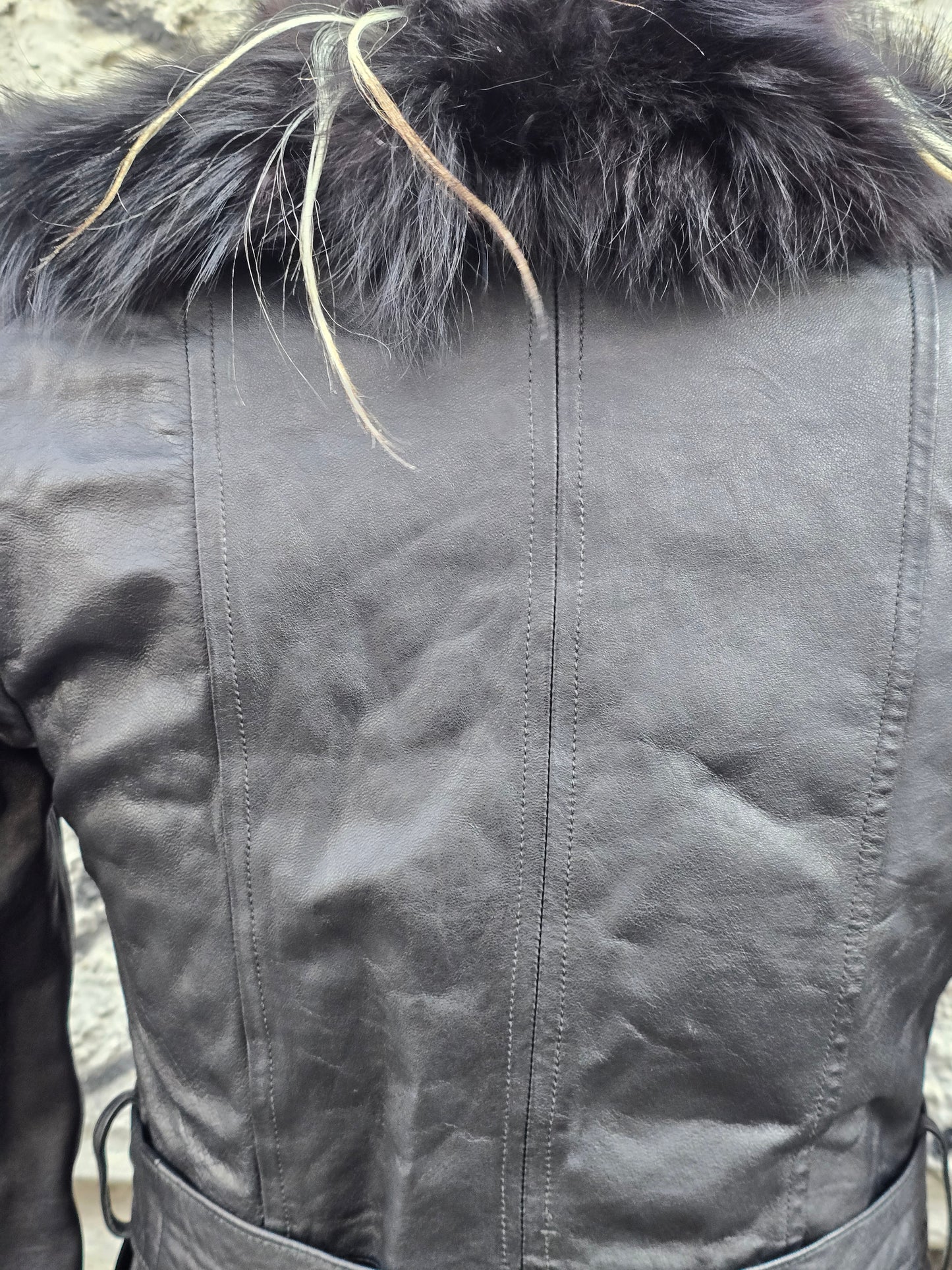 Trench donna vintage in pelle con profili in pelliccia
