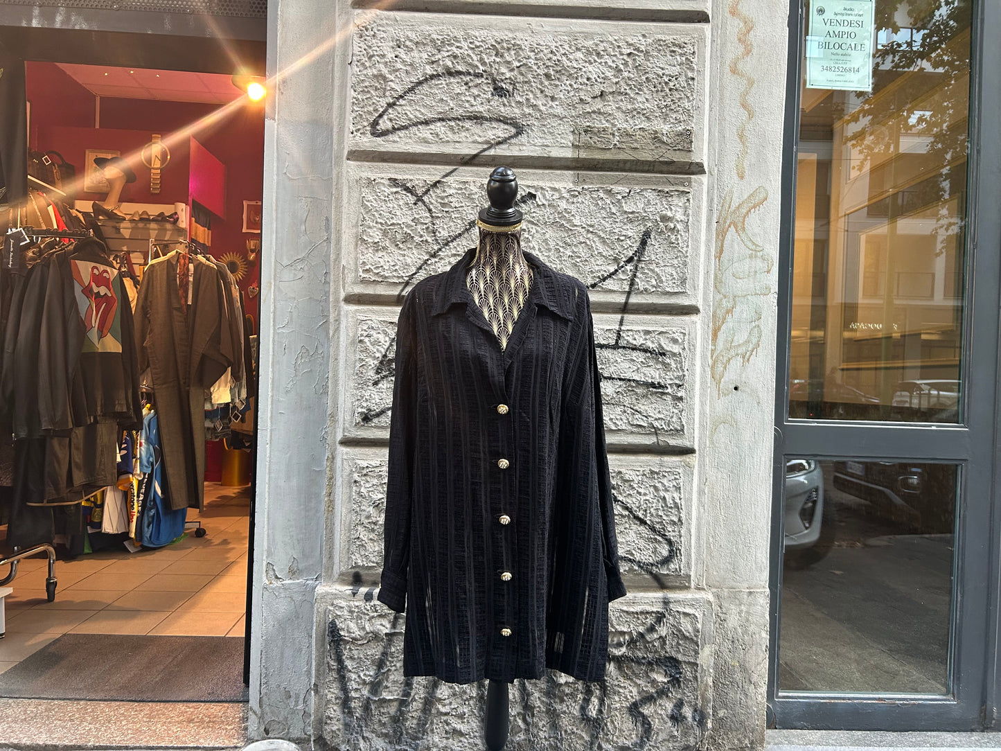 Camicia over vintage in velluto con bottoni gioiello