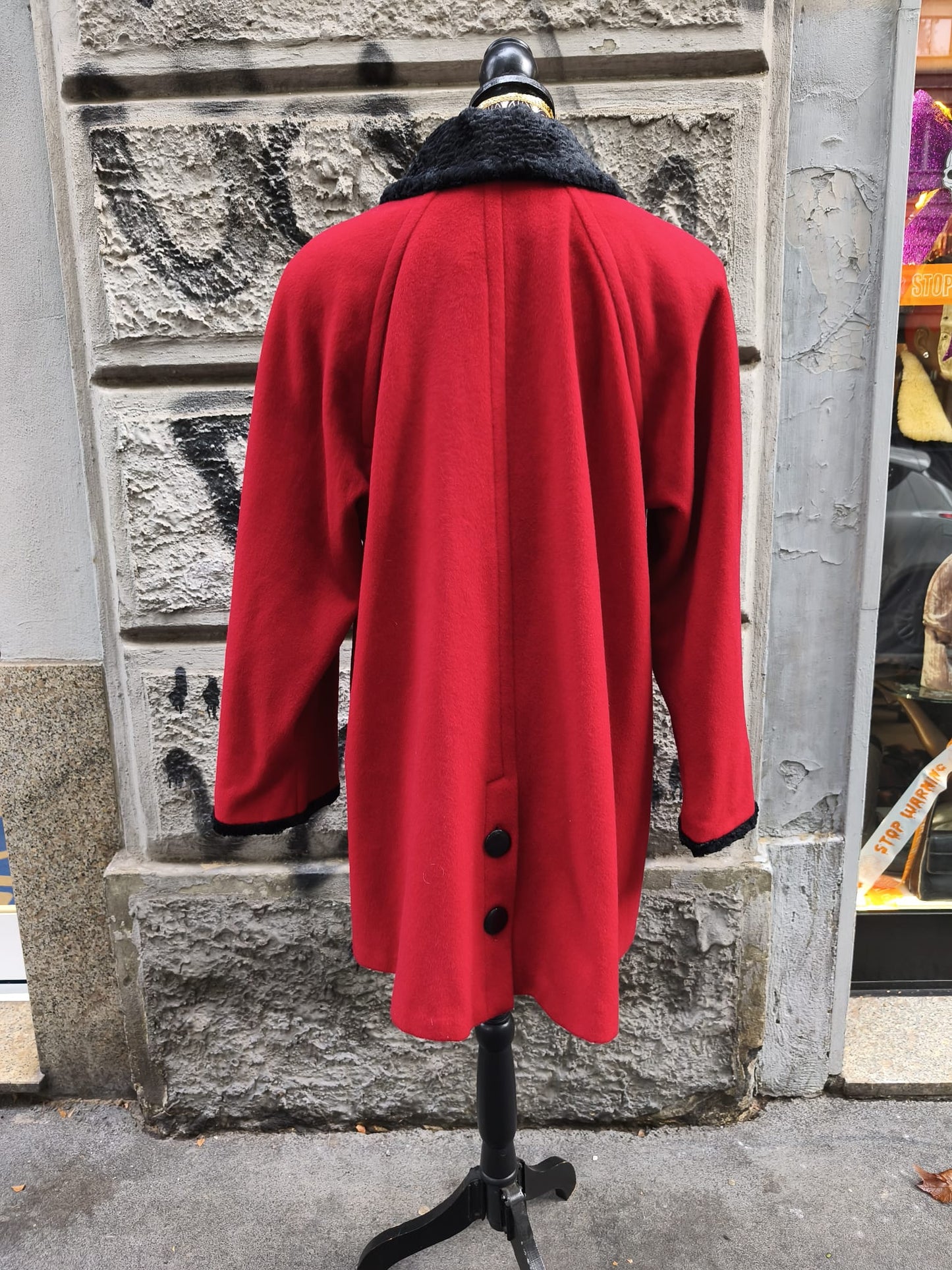 Cappotto donna vintage rosso con collo in Astrakan in pura lana