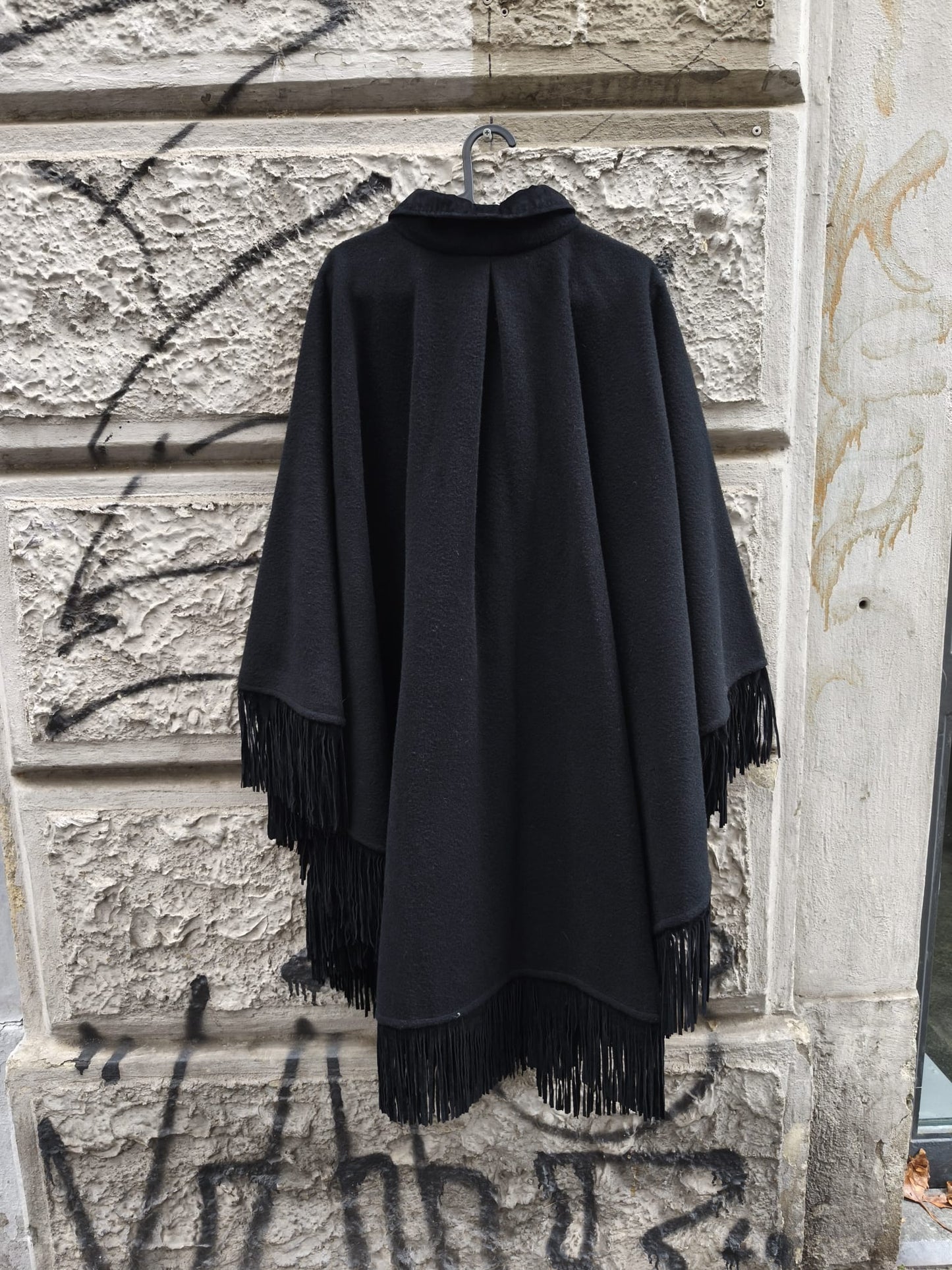 Mantella vintage nera in cashmere e velluto