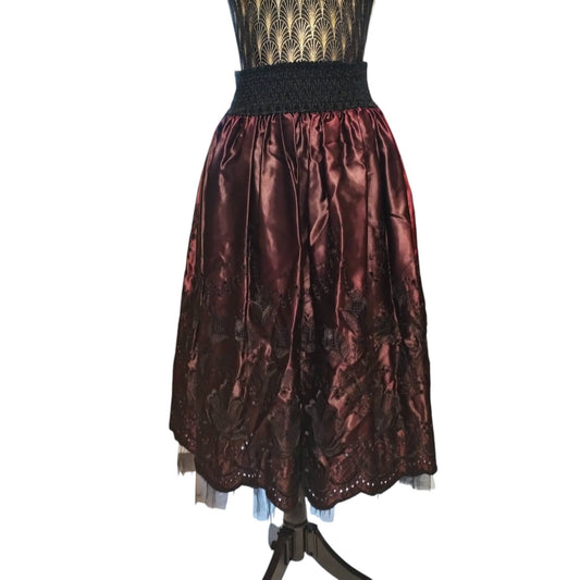 Gonna vintage in raso ricamato e tulle