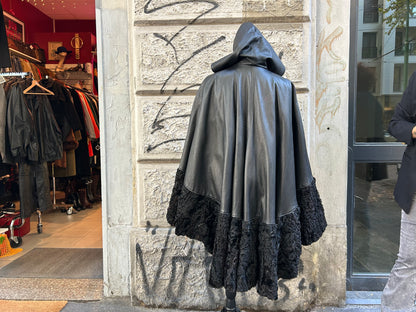 Mantella vintage in vera pelle nera con cappuccio