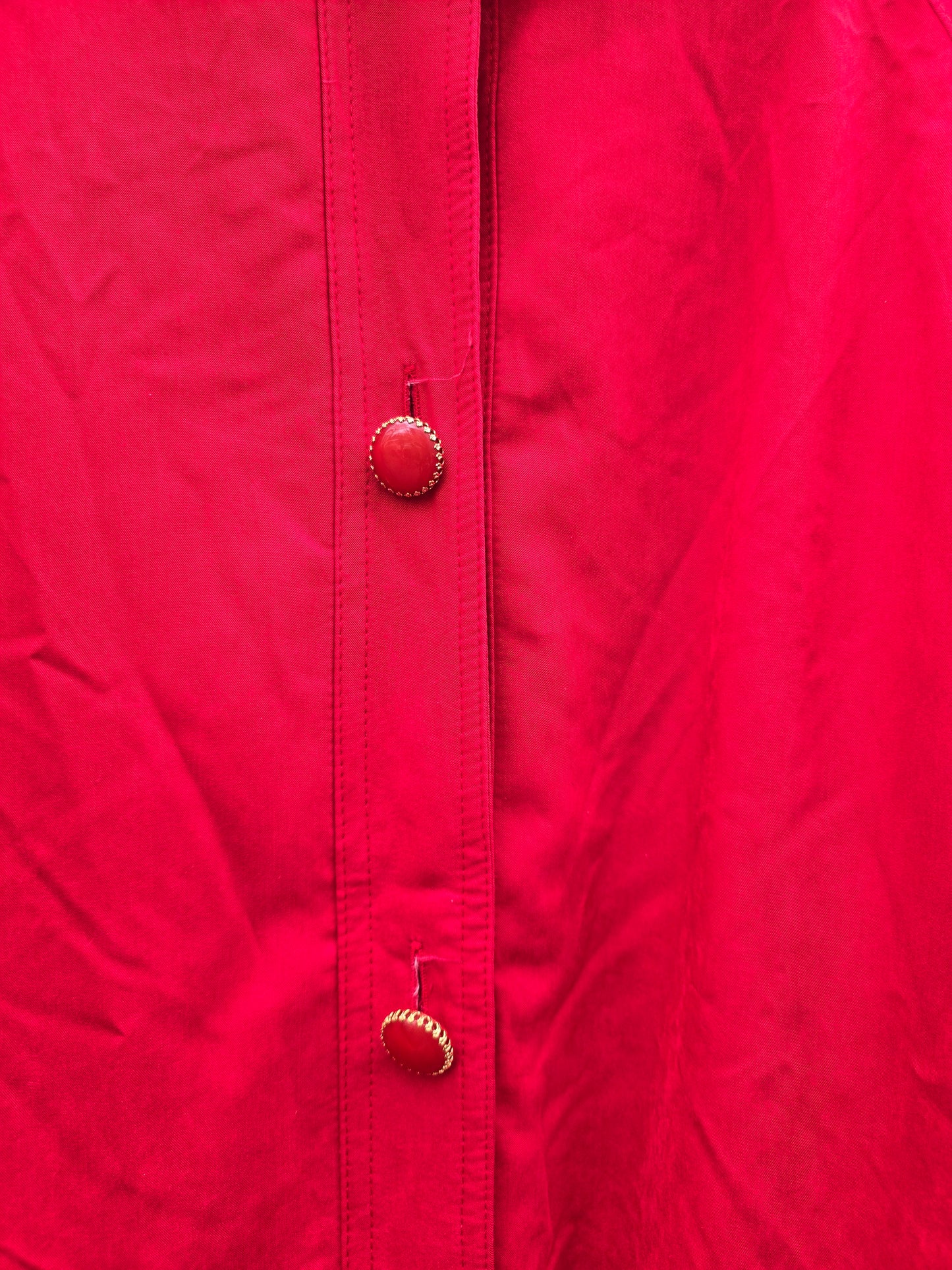 Trench rosso vintage con bottoni gioiello