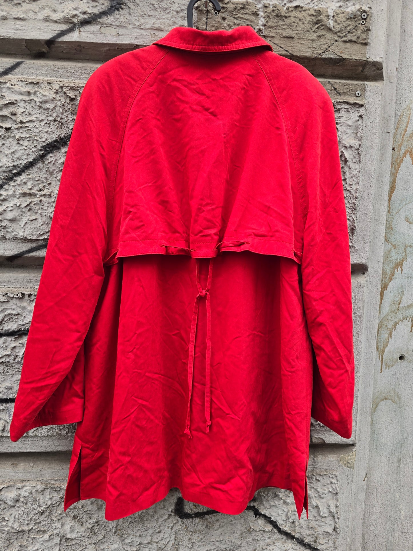 Trench rosso vintage con bottoni gioiello