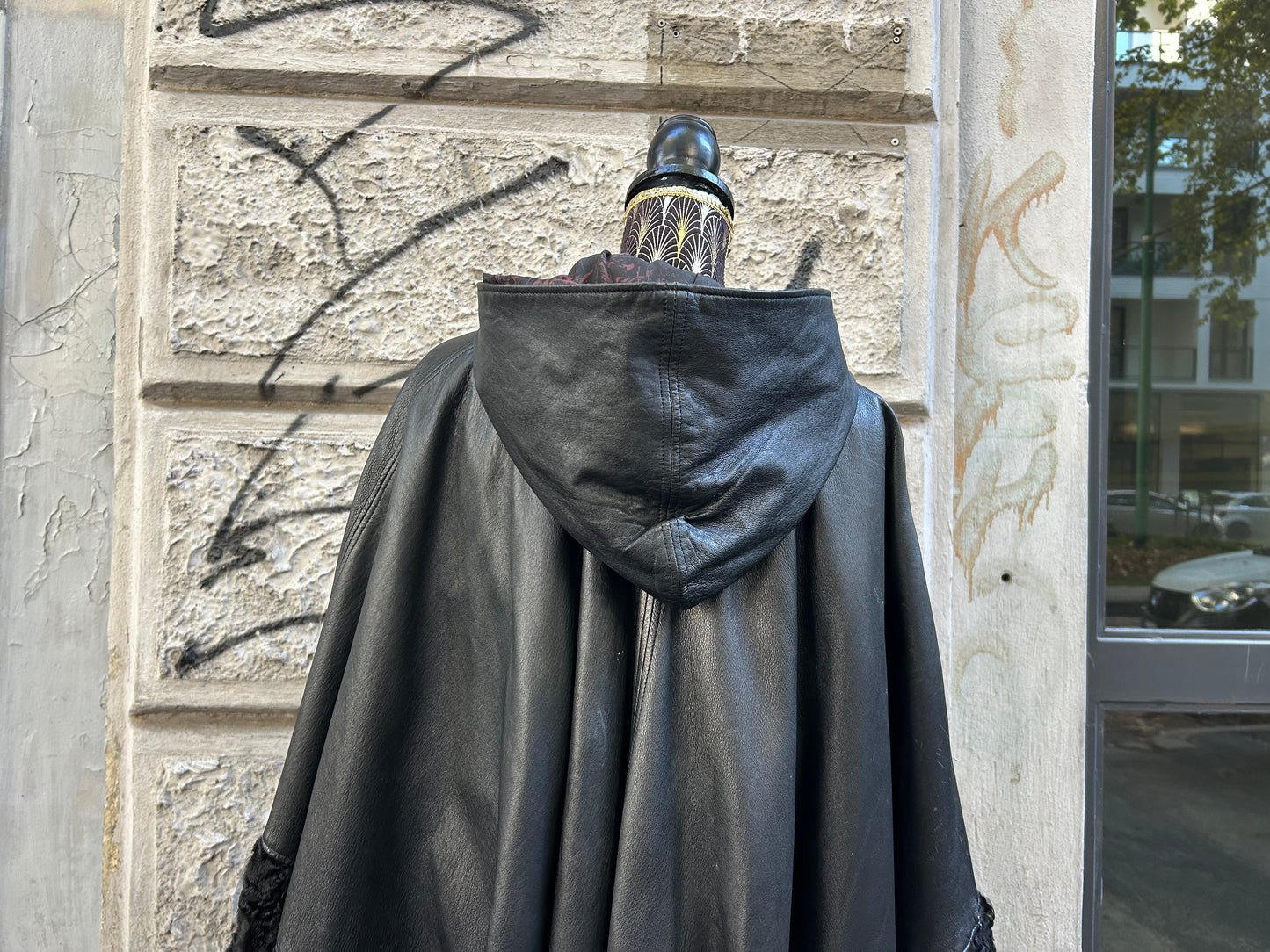 Mantella vintage in vera pelle nera con cappuccio