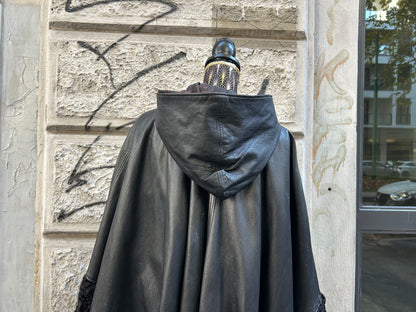 Mantella vintage in vera pelle nera con cappuccio