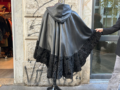 Mantella vintage in vera pelle nera con cappuccio