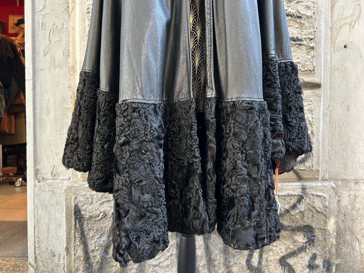 Mantella vintage in vera pelle nera con cappuccio