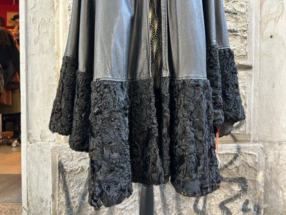 Mantella vintage in vera pelle nera con cappuccio