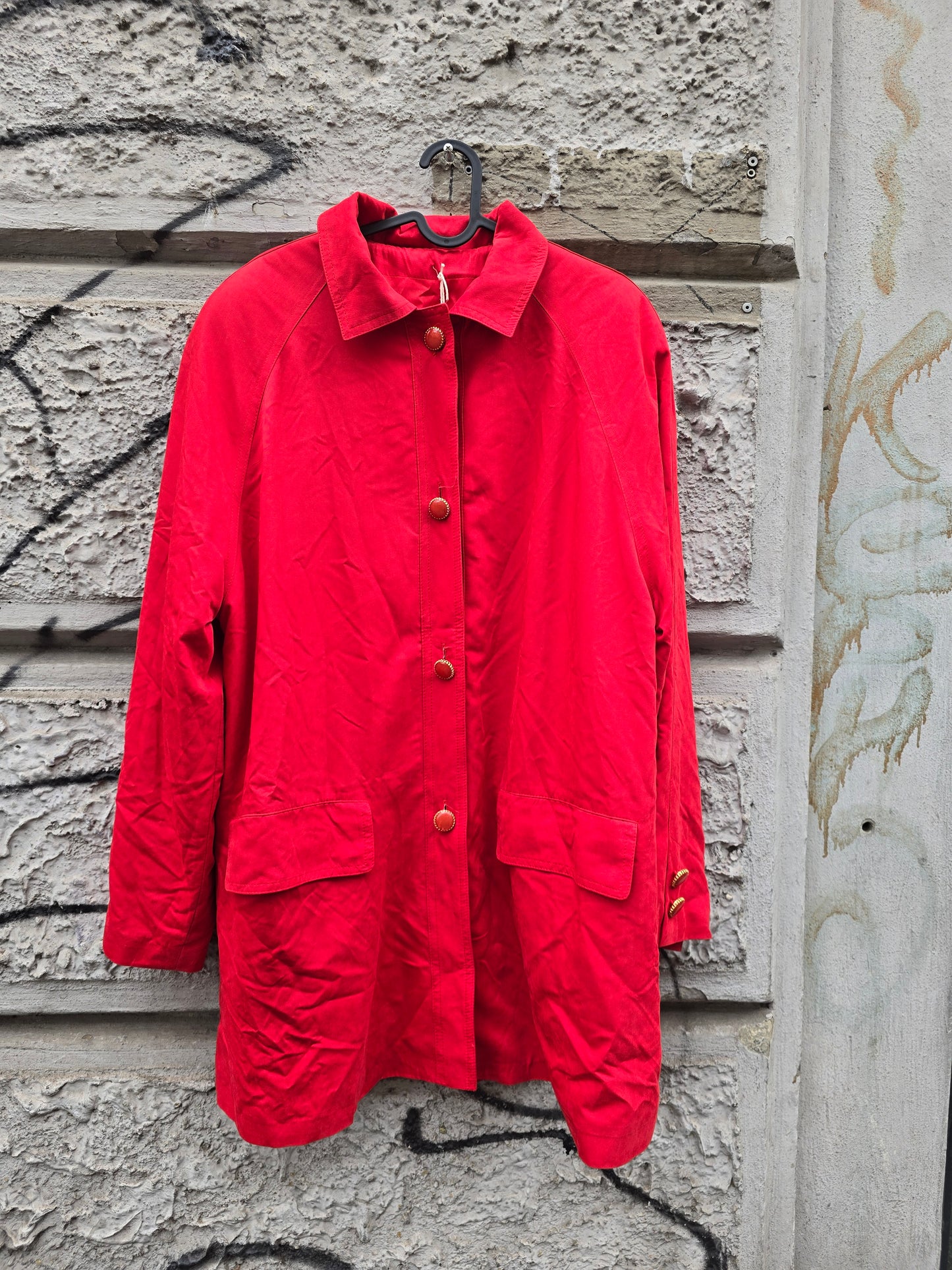 Trench rosso vintage con bottoni gioiello