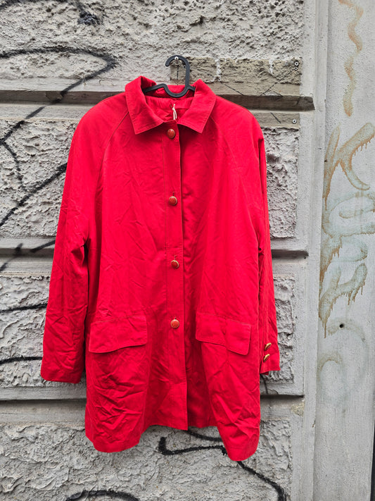 Trench rosso vintage con bottoni gioiello