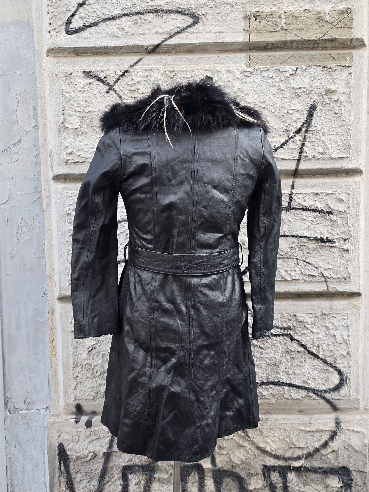 Trench donna vintage in pelle con profili in pelliccia