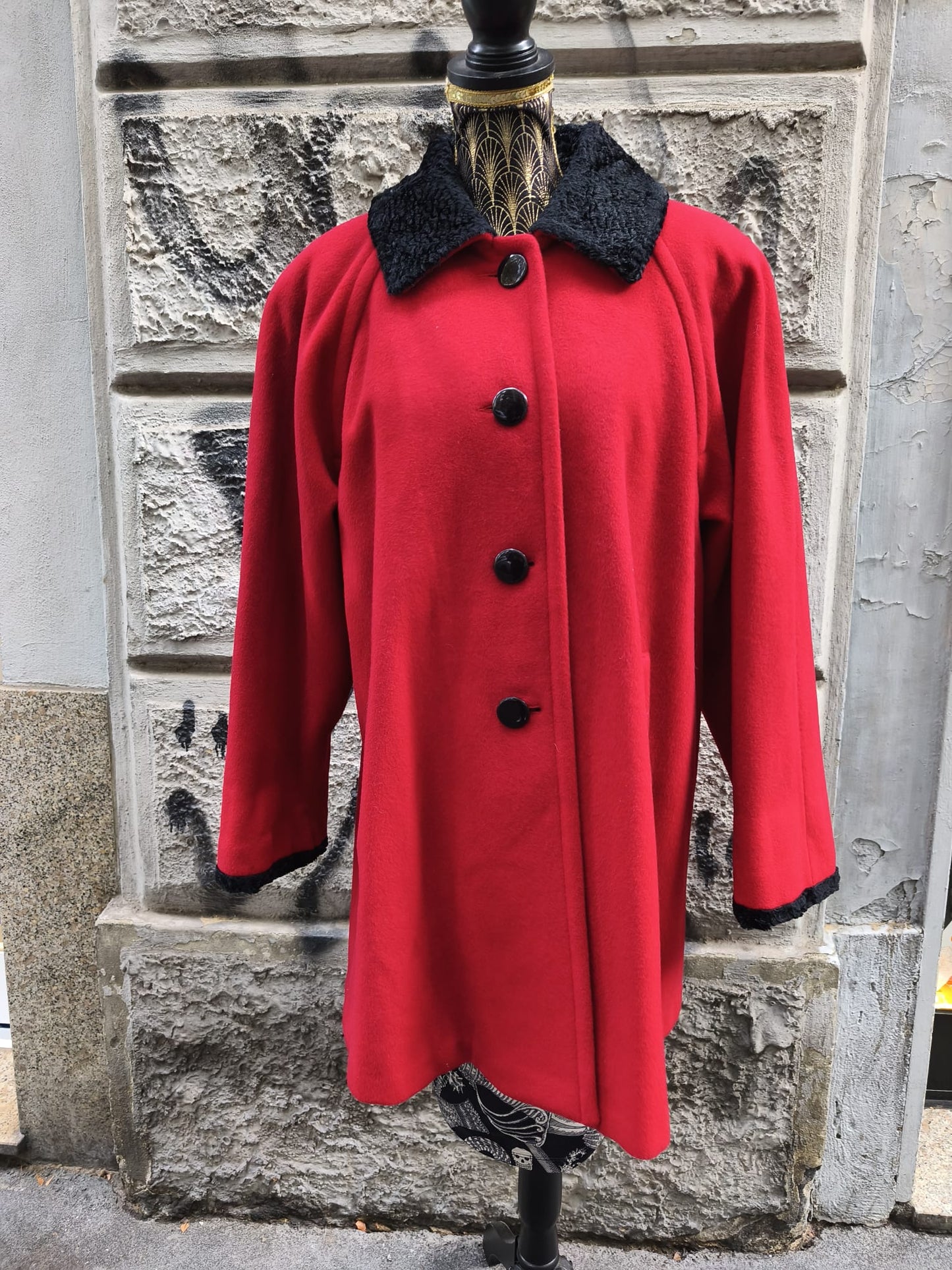 Cappotto donna vintage rosso con collo in Astrakan in pura lana