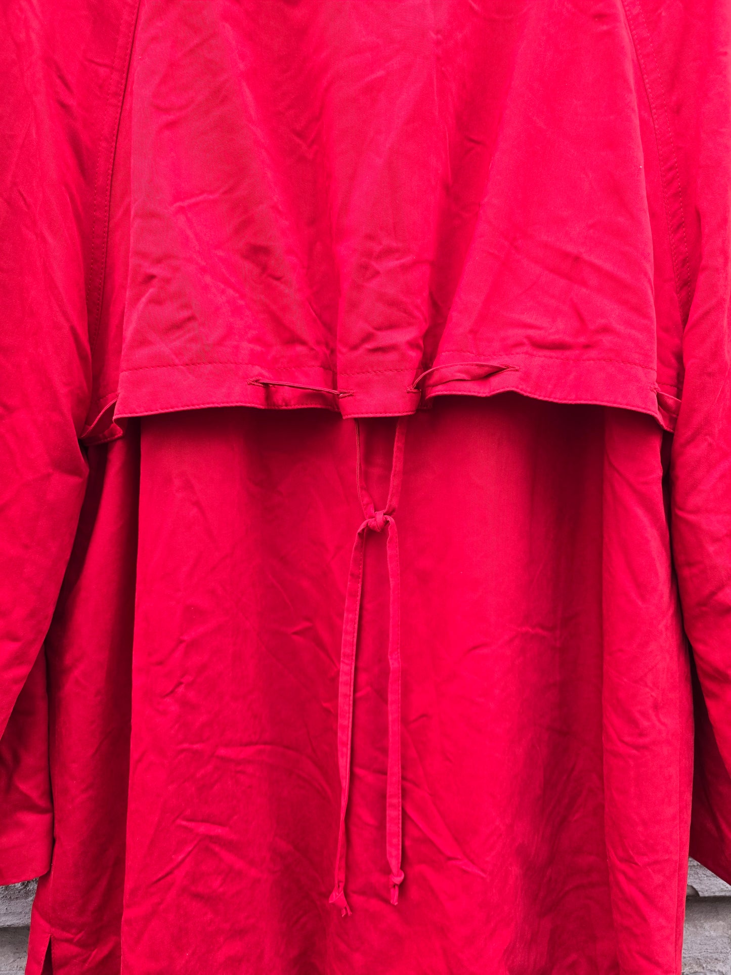 Trench rosso vintage con bottoni gioiello