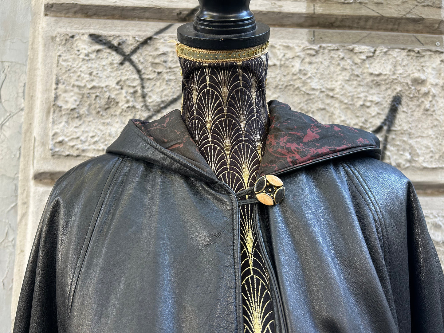 Mantella vintage in vera pelle nera con cappuccio