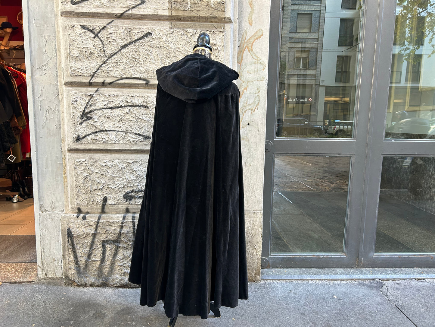 Mantella lunga teatrale vintage in velluto verde