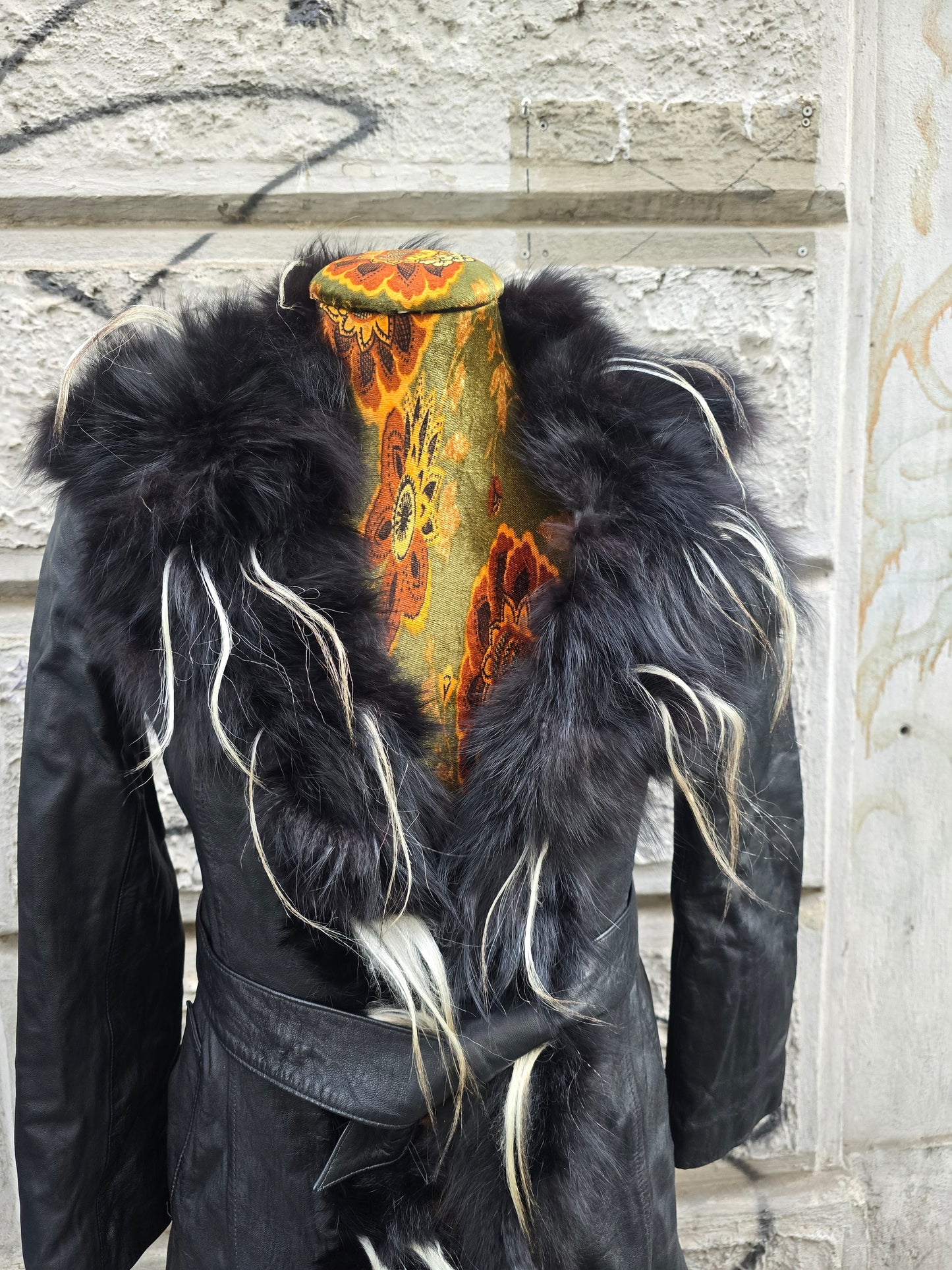 Trench donna vintage in pelle con profili in pelliccia