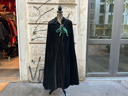 Mantella lunga teatrale vintage in velluto verde