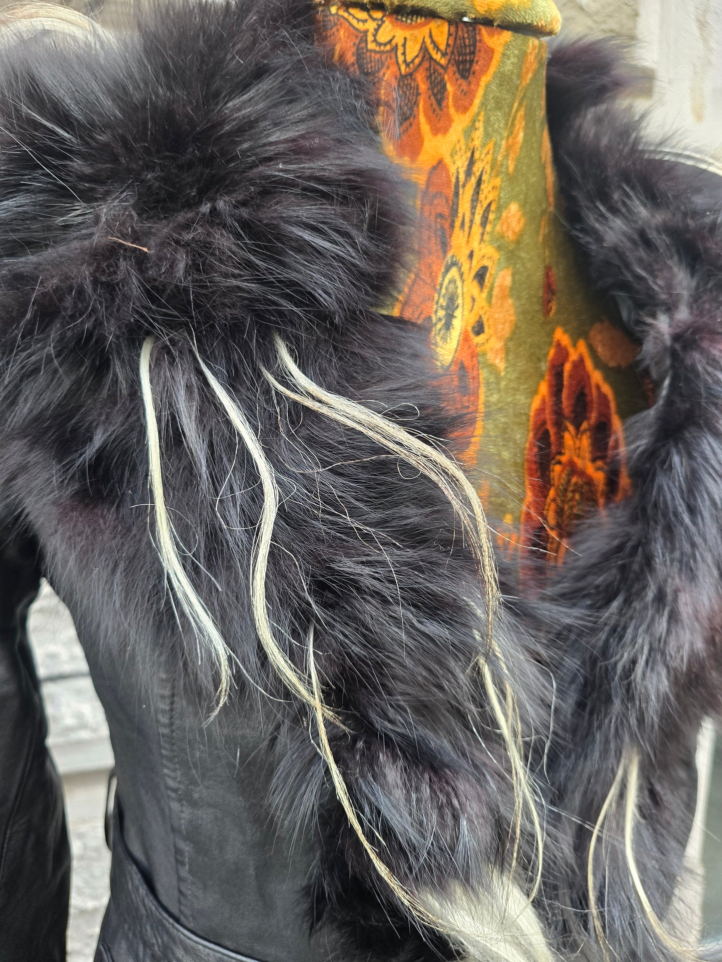 Trench donna vintage in pelle con profili in pelliccia