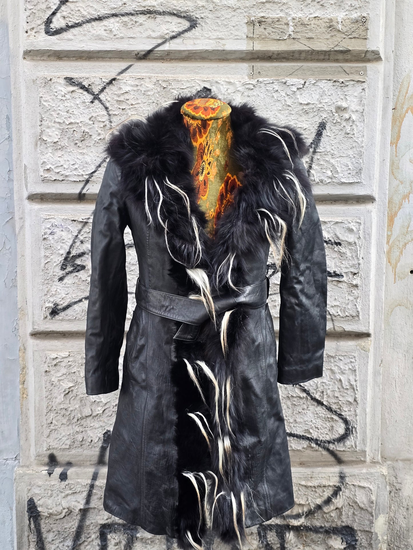 Trench donna vintage in pelle con profili in pelliccia