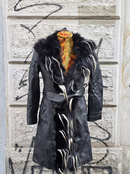 Trench donna vintage in pelle con profili in pelliccia