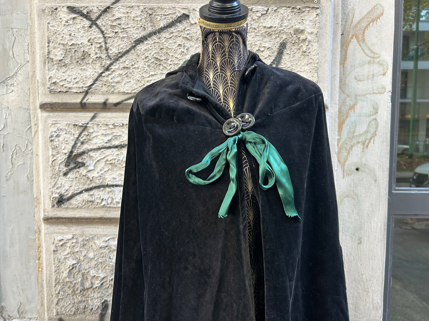 Mantella lunga teatrale vintage in velluto verde