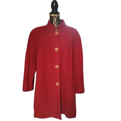 Cappotto vintage rosso con bottoni dorati