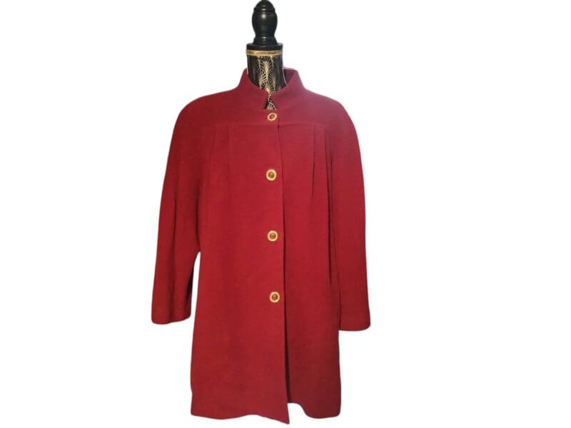 Cappotto vintage rosso con bottoni dorati