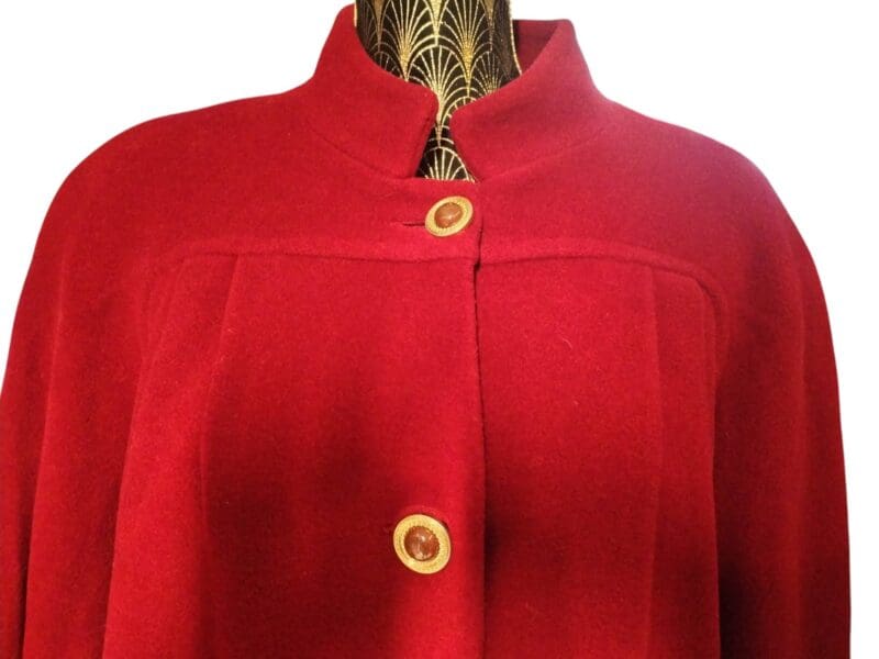 Cappotto vintage rosso con bottoni dorati - immagine 2